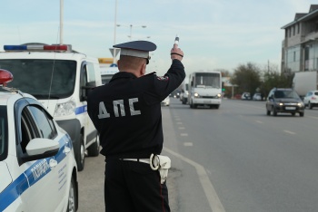 Новости » Общество: В Крыму сотрудники ГИБДД проверяют готовность пассажирского транспорта к зиме