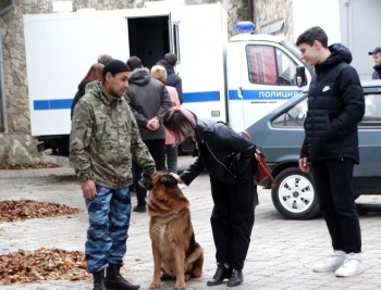 В полиции Керчи состоялся День открытых дверей для старшеклассников