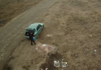 Новости » Криминал и ЧП: Штраф грозит мужчине, который высыпал мусор на обочину керченской дороги
