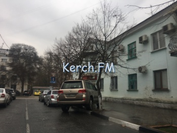 Ты репортер: Очередной автохам: водители в Керчи паркуют свои авто на тротуарах
