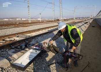 На станциях у Крымского моста настраивают железнодорожную автоматику