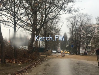 Новости » Общество: Керчане просят оградить яму на Борзенко, куда провалилась машина