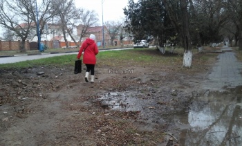 В районе «Парковой» несколько дней течет чистая вода