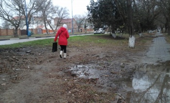 Новости » Общество: В районе «Парковой» несколько дней течет чистая вода