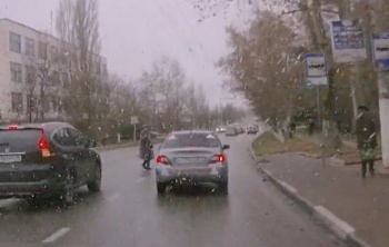 Ты репортер: Старушка остановила поток авто в Керчи и пригрозила кулаком (видео)