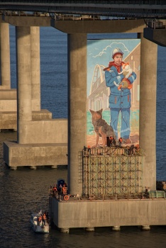 Михалыч, Цыган и кот Мостик: на опоре Крымского моста появилось гигантское граффити