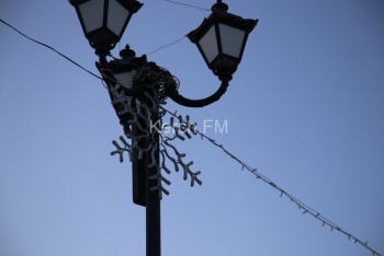 В Керчи улицы Ленина и Театральную украсили светящимися снежинками