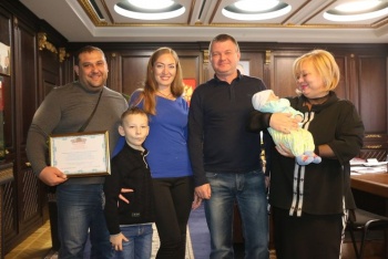 Двум керченским семьям вручили первые уведомления об оформлении сертификатов на 968 тыс руб