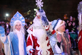 Новости » Общество: Керчан зовут поучаствовать в праздничном параде Дедов Морозов