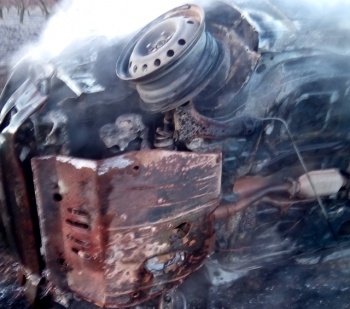 На крымской трассе автомобиль вылетел в кювет и загорелся