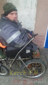Новости » Милосердие: Инвалид из Керчи просит помочь отремонтировать колесо на инвалидной коляске