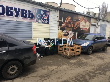 Новости » Общество: Керчане жалуются на грязь от стихийщиков с рыбой