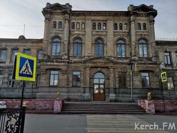 Новости » Общество: Объект культурного наследия в Керчи используют как строительную бытовку