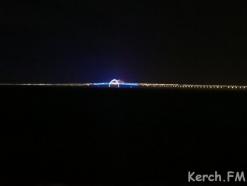 Вчера Крымский мост загорелся разными огнями