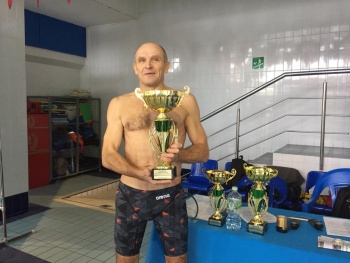 Керчанин снова привез золотые медали с соревнований по плаванию