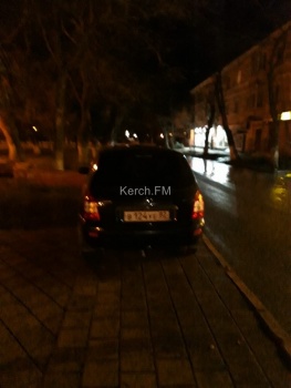 Ты репортер: Очередной автохам припарковался на пешеходной дорожке в Керчи