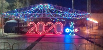 Новости » Культура: Светящиеся цифры 2020 установили на площади в Керчи
