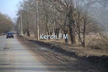 Новости » Общество: Керчане жалуются на грязные обочины