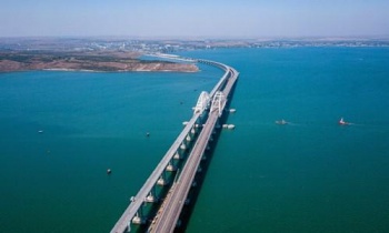 Судам порекомендовали не заходить в акваторию Крымского моста до открытия ж/д части
