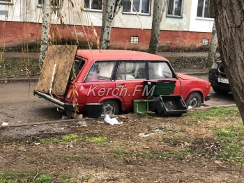 Машина-свалка стоит в центре Керчи у рынка