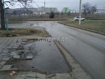 В Керчи по проезжей части течет канализация