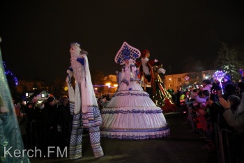 Театр на ходулях и парад Дедов Морозов дали старт новогодним гуляниям в Керчи