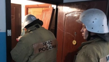 В Керчи спасатели ломали дверь в квартиру, где были  заперты двое малышей