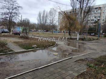 Ты репортер: У керчан в районе  домов по Ворошилова появилась река питьевой воды