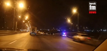 На автоподходах к Крымскому мосту дежурят вооружённые люди