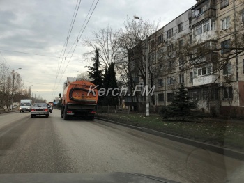 Новости » Общество: На центральных дорогах Керчи чистят обочины