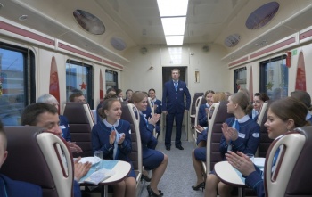 Первый поезд в Крым прибыл на перрон вокзала в Санкт-Петербурге