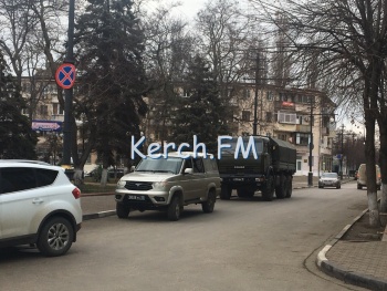 Новости » Общество: Керчане возмущены парковкой машин военных