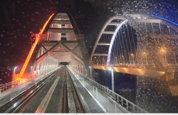 Первый пассажирский поезд проехал по Крымскому мосту (видео)