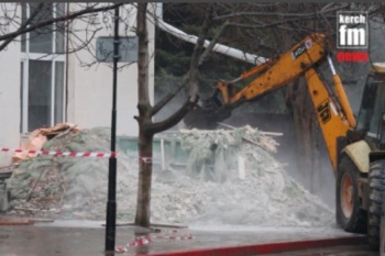 Новости » Общество: Строительный мусор у театра Пушкина вываливают на тротуар