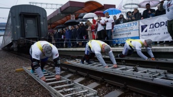 Новости » Общество: Вагоны весом 800 тонн сдвинули силачи в честь прибытия первого поезда из Москвы в Крым