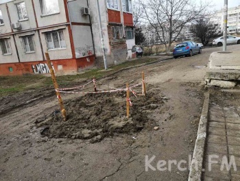 Ты репортер: Коммунальная западня: водоканал оставил в керченском дворе после себя окопы