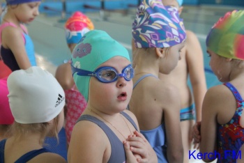 В соревнованиях по плаванию в Керчи принимал участие пятилетний спортсмен