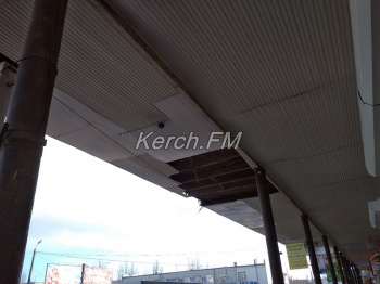 Течет и разваливается – крыша на автовокзале Керчи в аварийном состоянии