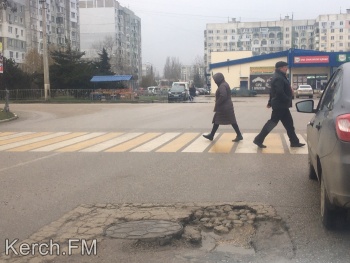 Новости » Общество: На Ворошилова на дороге яма с каждым днем становится все больше