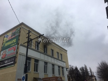 В бизнес-центре в Керчи -  пожар