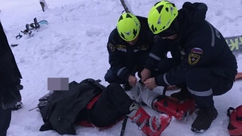 Новости » Общество: Мужчина получил травму ноги, катаясь на лыжах на Ай-Петри