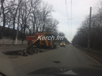 Новости » Общество: На Вокзальном шоссе снова разрыли дорогу