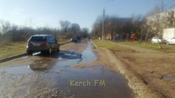 Новости » Общество: На улице Кавказской в Керчи опять течет вода