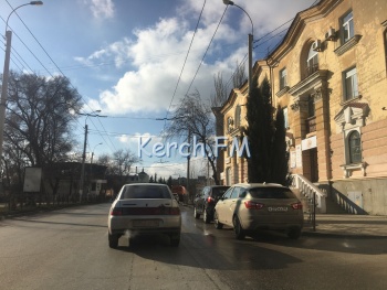 Водители в Керчи просят коммунальщиков мыть дороги рано утром