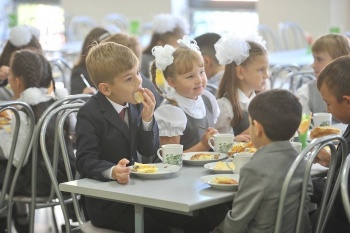 Президент поручил обеспечить горячим питанием всех школьников 1-4 классов