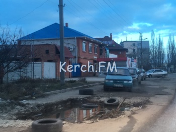 Новости » Общество: Керчане просят оградить яму на Полевой