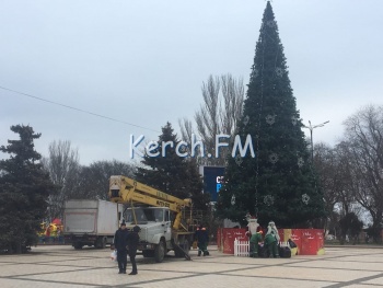 В Керчи разбирают главную новогоднюю елку