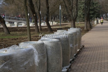 В Комсомольском парке Керчи  устанавливают площадку, завезли лавочки