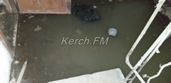 Подвал жилого дома в Керчи несколько недель топит канализация