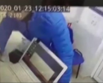 Грабитель из Краснодара с помощью канцелярского ножа ограбил офис микрозаймов в Крыму  (видео)